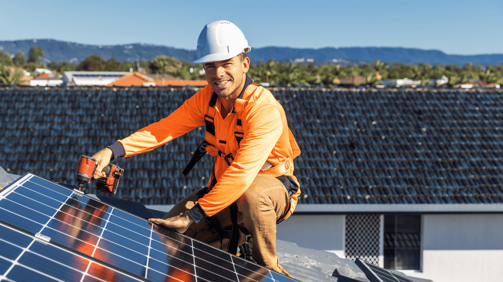 Soyez le changement que vous voulez voir : une famille heureuse avec leur panneaux solaires.