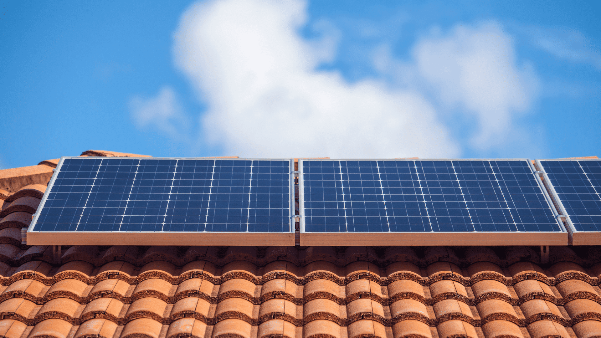 Une image vaut plus qu'une facture : une famille heureuse après avoir investi dans des panneaux solaires