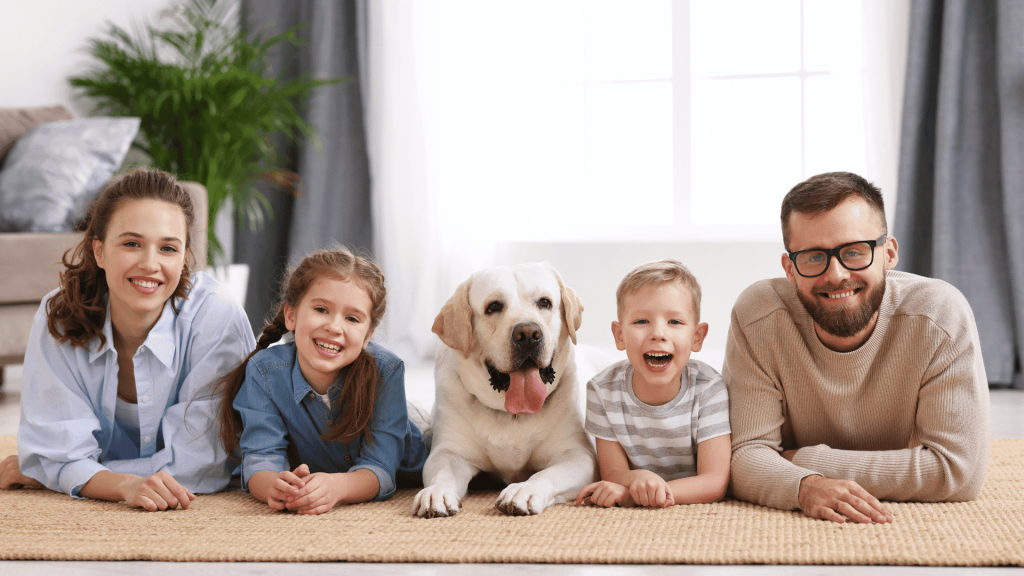 Transformation énergétique : une joyeuse famille profite des bienfaits de leur nouvelle pompe à chaleur.