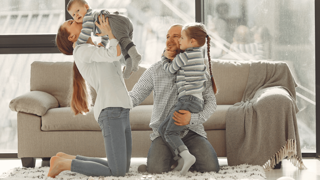 Du bonheur en toute saison : des enfants jouant dans une maison chauffée par une pompe à chaleur efficace.
