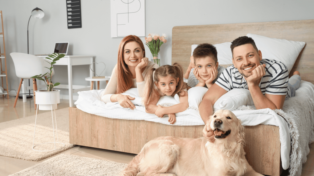 Transformation énergétique : une joyeuse famille profite des bienfaits de leur nouvelle pompe à chaleur.