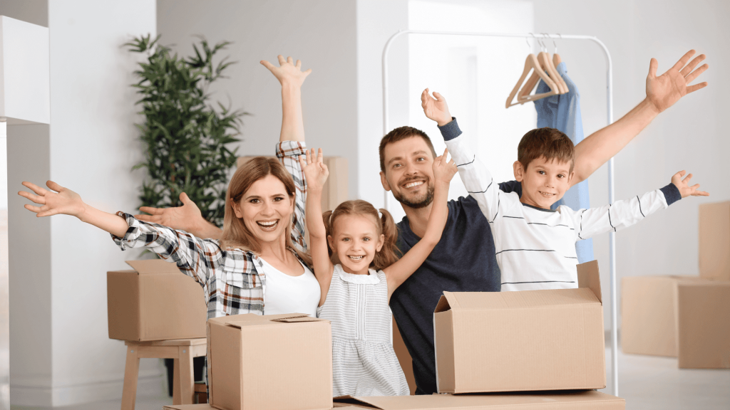 Le bonheur domestique illustré : des enfants joyeux dans une maison chauffée par une pompe à chaleur.