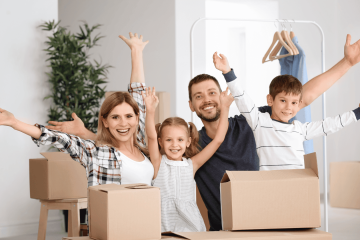 Le bonheur domestique illustré : des enfants joyeux dans une maison chauffée par une pompe à chaleur.