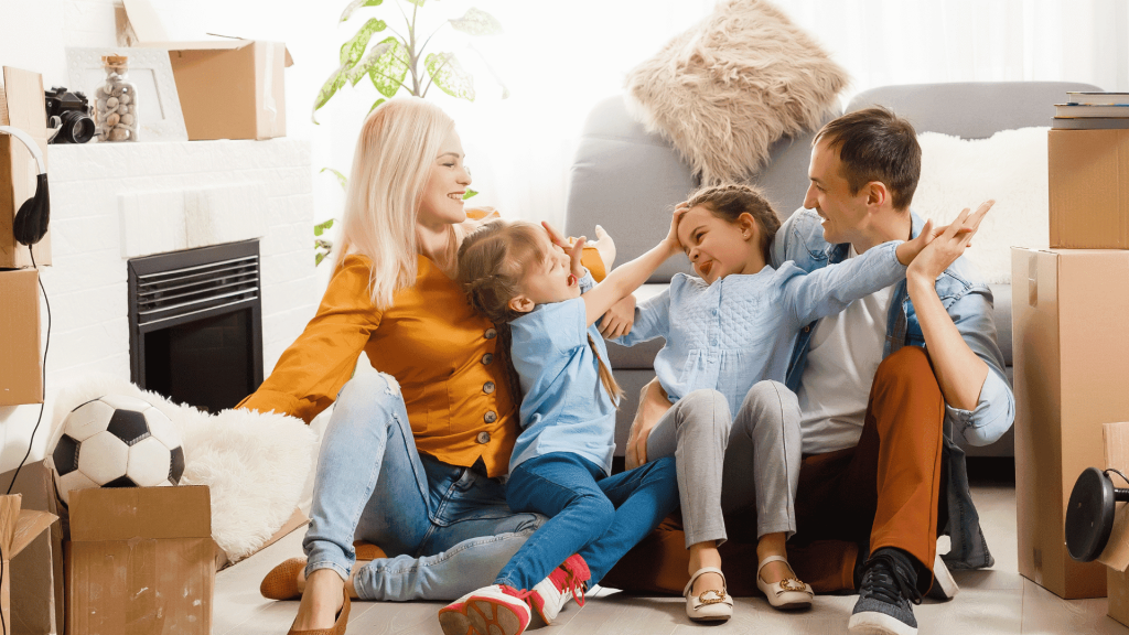 Une famille radieuse, symbole du bonheur d'avoir opté pour une pompe à chaleur pour leur confort thermique.