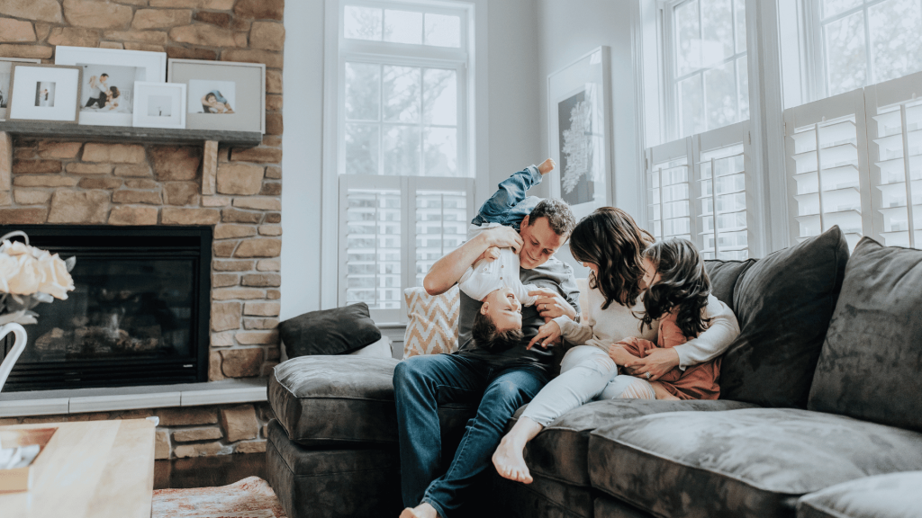 Changement climatique, sourires constants : une famille joyeuse avec leur système de pompe à chaleur.