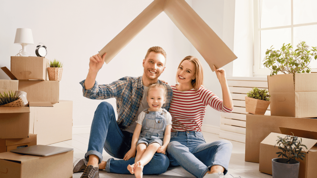 Changer pour un avenir durable : une famille radieuse après l'installation de leur pompe à chaleur.