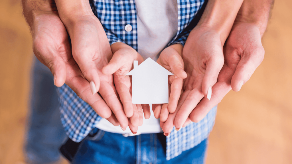 Le confort moderne prend vie : une famille souriante dans une maison alimentée par une pompe à chaleur.