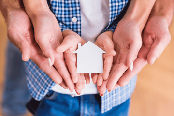 Le confort moderne prend vie : une famille souriante dans une maison alimentée par une pompe à chaleur.