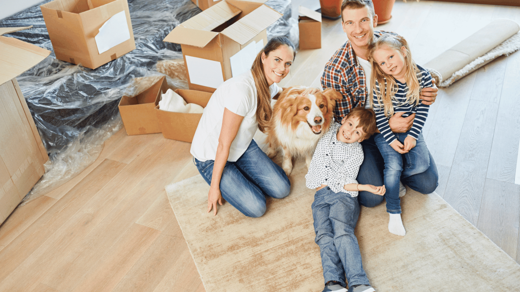 Le sourire en dit long : une famille reconnaissante pour les avantages de la pompe à chaleur à la maison.